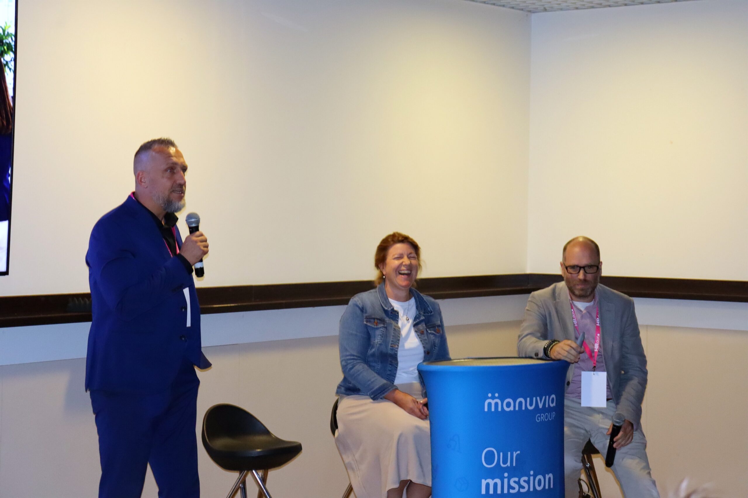 Diskusní blok Manuvie a ACO u modrého konferenčního stolku