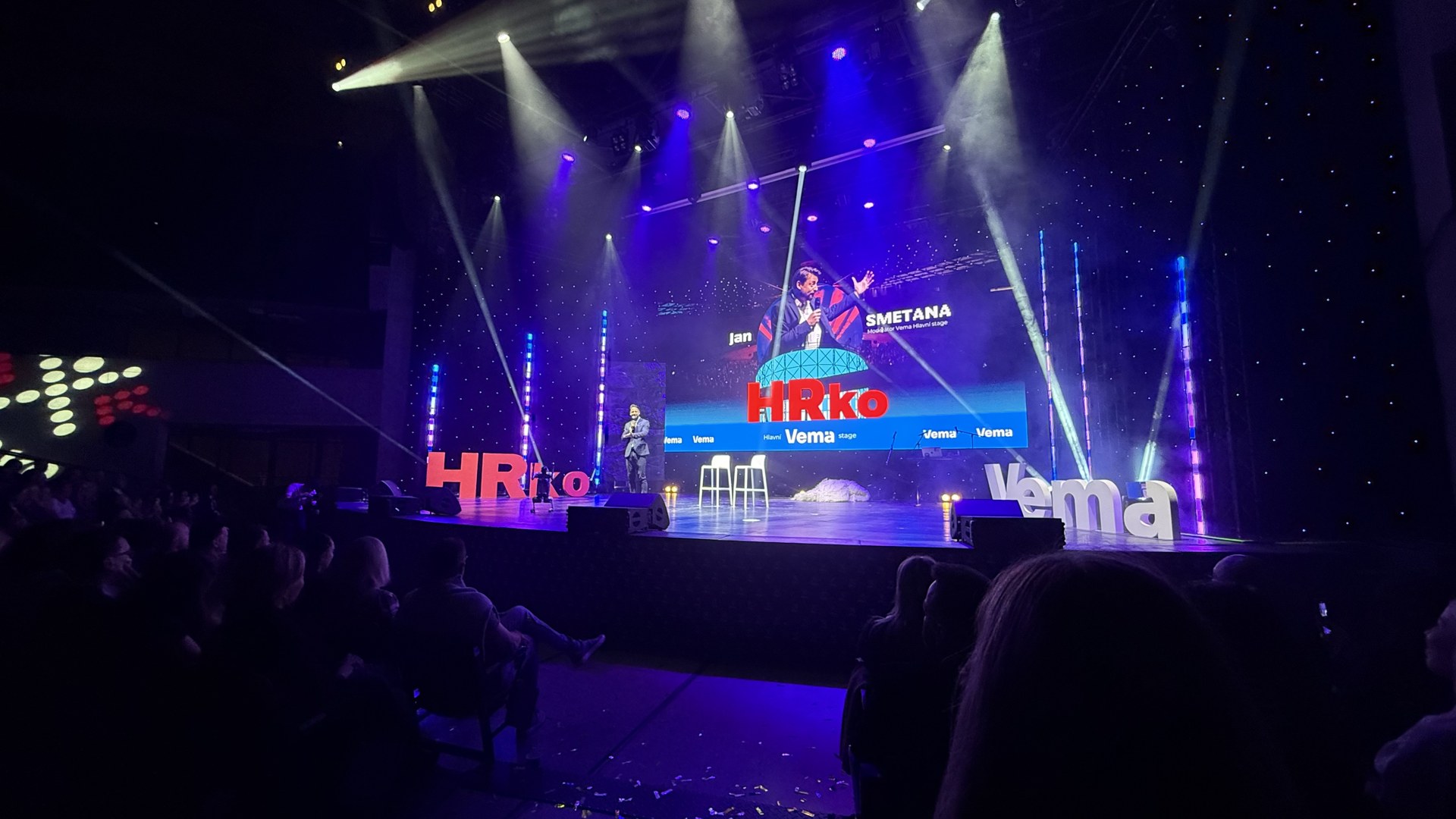 Osvětlená hlavní scéna HRko 2026 a publikum v ostravském Gongu.