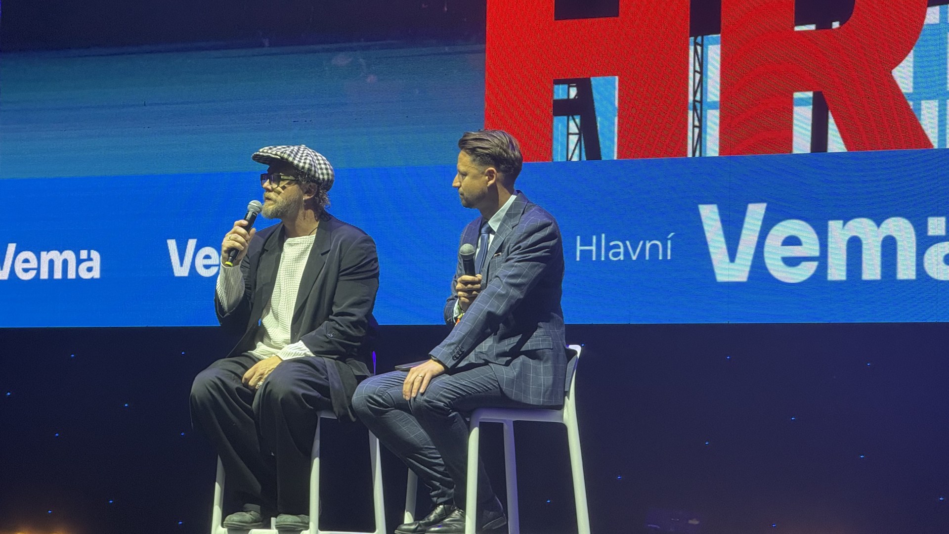 Dvojice řečníků s mikrofony při rozhovoru na hlavní scéně HRko 2026.