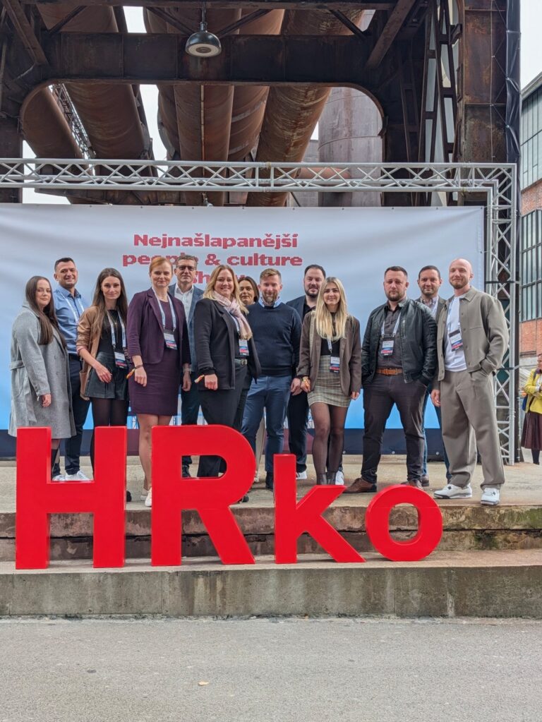 Společná fotografie týmu Manuvia před nápisem HRko v Dolní oblasti Vítkovice v Ostravě.